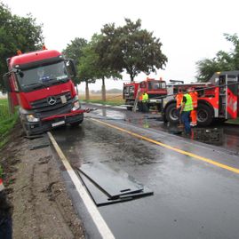 LKW Bergung Rees - Seilwinden und Schwerlast-Hebekissen im Einsatz - A M F Auto Mietfunk GmbH