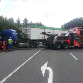 LKW Unfall in Wesel auf der Bundesstraße B8 - A M F Auto Mietfunk GmbH im Einsatz