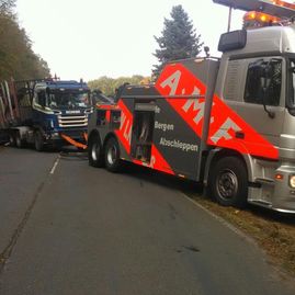 LKW Unfall in Dinslaken - Einsätze der A M F Auto Mietfunk GmbH in Hamminkeln, Bocholt, Heiden und Umgebung