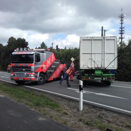 LKW Unfall in Wesel auf der Bundesstraße B8 - A M F Auto Mietfunk GmbH im Einsatz