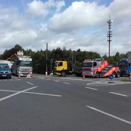 LKW Unfall in Wesel auf der Bundesstraße B8 - A M F Auto Mietfunk GmbH im Einsatz