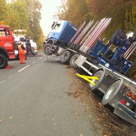 LKW Unfall in Dinslaken - Einsätze der A M F Auto Mietfunk GmbH in Hamminkeln, Bocholt, Heiden und Umgebung