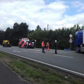 LKW Unfall in Wesel auf der Bundesstraße B8 - A M F Auto Mietfunk GmbH im Einsatz