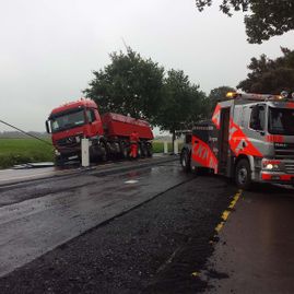 LKW Bergung Rees - Seilwinden und Schwerlast-Hebekissen im Einsatz - A M F Auto Mietfunk GmbH