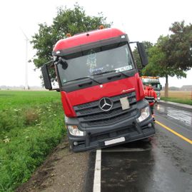 LKW Bergung Rees - Seilwinden und Schwerlast-Hebekissen im Einsatz - A M F Auto Mietfunk GmbH