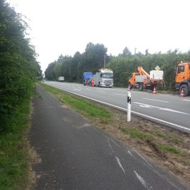 LKW Unfall in Wesel auf der Bundesstraße B8 - A M F Auto Mietfunk GmbH im Einsatz